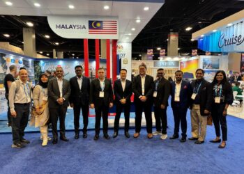 ANTHONY Loke (lima kiri) ketika menghadiri Persidangan Seatrade Cruise Global 2024 di Miami, Florida.