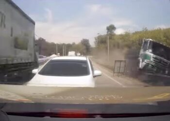 RAKAMAN video lori melanggar palang besi bagi mengelak daripada merempuh kenderaan lain di hadapannya. - UTUSAN/MEDIA SOSIAL