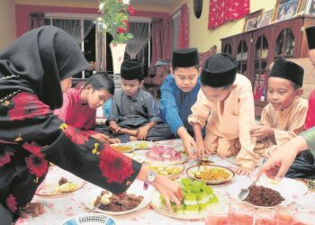 MENGUNJUNGI  rumah terbuka  bukan alasan menikmati apa sahaja makanan tanpa berjaga-jaga.  – GAMBAR HIASAN