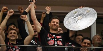 XABI Alonso 
dan pemain Bayer Leverkusen meraikan kejayaan mereka menjuarai Bundesliga selepas membenam Werder Bremen 5-0, semalam. – AFP