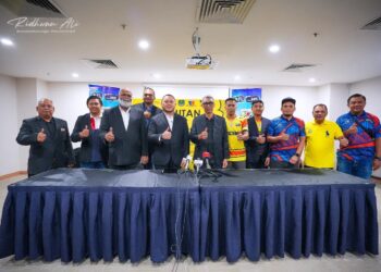 Pengerusi Liga Bolasepak Amatur (AFL), Datuk Mohd Yusuf Mahadi (lima kanan) bersama Presiden Persatuan Bolasepak Melayu Melaka, Datuk Mohd Ridhwan Tun Mohd Ali (lima kiri) selepas Majlis Menandatangani Memorandum Perjanjian Persefahaman (MoU) antara Super Football League dan Persatuan Bola Sepak Melayu Melaka (PBSMM), semalam.