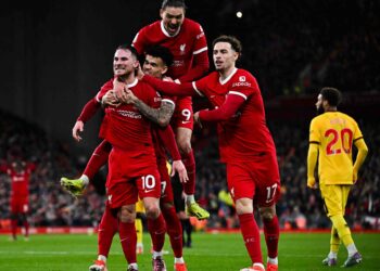 Alexis Mac Allister (kiri) diraikan rakan sepasukan selepas menjaringkan gol menentang Sheffield United di  Anfield, semalam. - AFP