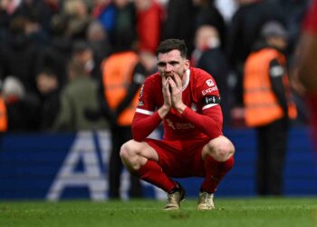 Pertahanan Liverpool,  Andrew Robertson sugul selepas pasukannya tewas 1-0 kepada Crystal Palace dalam aksi Liga Perdana Inggeris di Anfield, hari ini. - AFP