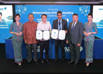 MANOHARAN Periasamy (dua dari kiri) dan Ahmad Luqman Mohd Azmi (dua dari kanan) pada majlis menandatangani MoU antara Tourism Malaysia dan Malaysia Aviation Group di Hotel Sheraton Imperial Kuala Lumpur.-UTUSAN/AMIR KHALID