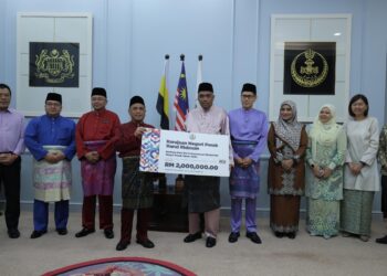 SAARANI Mohamad (empat dari kiri) melancarkan Bantuan Sara Diri dan Kecemasan Mahasiswa Negeri Perak Tahun 2024 di pejabatnya di Ipoh hari ini. - UTUSAN