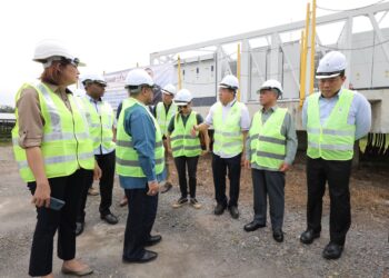 SAARANI Mohamad (dua dari kanan) pada perasmian Loji Janakuasa Tenaga Solar di Parit Buntar hari ini. - UTUSAN