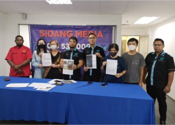 HISHAMUDDIN Hashim (empat,i kiri) bersama keluarga mangsa sindiket penipuan kerja dalam  sidang akhbar di Jalan Tun Razak, Kuala Lumpu hari ini.