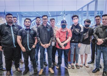 HISHAMUDDIN Hashim dan Azirul Syafiq Sazali (tiga, kiri) ketika sidang media selepas bertemu  tiga mangsa sindiket pemerdagangan manusia di  Sepang, semalam. – MINGGUAN/ FAIZ ALIF ZUBIR