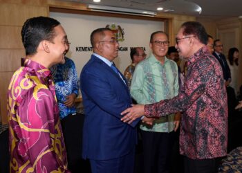 ANWAR Ibrahim bersalaman dengan Menteri Besar Kedah, Datuk Seri Muhammad Sanusi Md. Nor ketika Mesyuarat Majlis Kewangan Negara di Putrajaya. - GAMBAR MOF