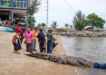 ORANG ramai melihat buaya tembaga yang ditangkap di P,antai Siring, Melaka. - UTUSAN/SYAFEEQ AHMAD