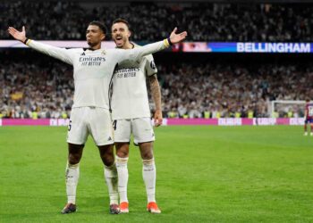 JUDE Bellingham meraikan jaringan gol menentang Barcelona bersama rakan sepasukan, Joselu dalam aksi La Liga di  Santiago Bernabeu, hari ini. - AFP