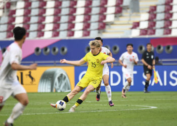 PENYERANG Muda negara, Fergus Tierney melakukan percubaan pada aksi menentang Vietnam di Piala Asia B-23 di Stadium Antarabangsa Khalifa di Doha, Qatar.-IHSAN FAM