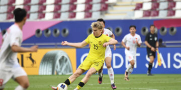 PENYERANG Muda negara, Fergus Tierney melakukan percubaan pada aksi menentang Vietnam di Piala Asia B-23 di Stadium Antarabangsa Khalifa di Doha, Qatar.-IHSAN FAM