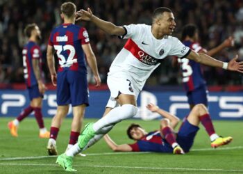 Kylian Mbappe meraikan jaringan gol menentang Barcelona dalam aksi suku akhir kedua Liga Juara-Juara di Estadi Olimpic Lluis Company, Barcelona. - AFP