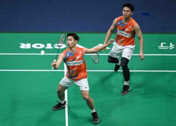 Goh Sze Fei-Nur Izzuddin Mohd Rumsani gagal menamatkan kemarau 17 tahun gelaran Asia apabila tunduk kepada gandingan tuan rumah, Liang Wei Keng-Wang Chang pada final Kejohanan Badminton Asia di Ningbo China. - AFP