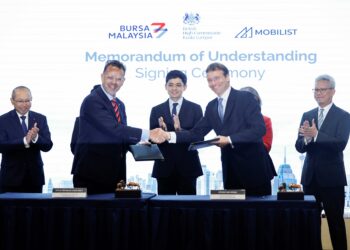 TENGKU Mahkota Pahang, Tengku Hassanal Ibrahim Alam Shah Ibni Al-Sultan Abdullah Ri’ayatuddin Al-Mustafa Billah Shah berkenan menyaksikan upacara pertukaran dokumen antara Ketua Pegawai Eksekutif Bursa Malaysia, Datuk Muhamad Umar Swift (duduk kiri), dengan Pengarah Urusan The Palladium Group, Steven Van Weede (duduk kanan), pada Majlis Menandatangani Kerjasama antara Bursa Malaysia dengan Kerajaan United Kingdom, turut hadir Pengerusi Bursa Malaysia, Tan Sri Abdul Wahid Omar (paling kiri), di Bursa Malaysia, di sini hari ini. - UTUSAN/SHIDDIEQIIN ZON