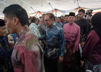 ANWAR Ibrahim ketika hadir pada Majlis Rumah Terbuka Aidilfitri Timbalan Perdana Menteri, Datuk Seri Fadhillah Yusof di Sri Satria Putrajaya. - UTUSAN/FAISOL MUSTAFA