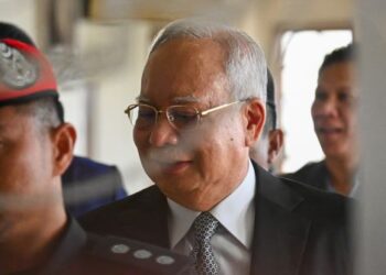 NAJIB Razak ketika hadir pada perbicaraan kes penyelewengan dana 1MDB di Mahkamah Tinggi, Kuala Lumpur semalam. - UTUSAN/AMARULLAH ZAINUZZAMAN