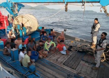 ANGGOTA Maritim Perak menahan bot membawa 18 pendatang asing tanpa izin dekat Pulau Pangkor, Perak. - UTUSAN/IHSAM MARITIM MALAYSIA PERAK