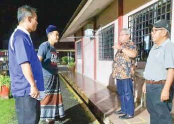 SHAMSHULKAHAR Mohd. Deli (dua dari kanan) ketika melawat  asrama pelajar SMK Batu Kikir-Model Khas, Jempol selepas 50 orang pelajar diserang histeria tengah malam, semalam.
