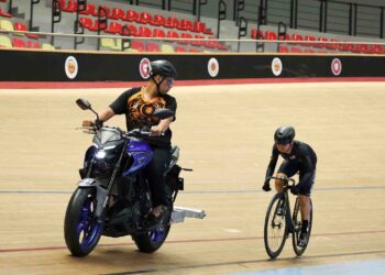 NURUL Izzah Izzati Mohd Asri menjalani latihan di Velodrom Nilai sebagai persiapan bertanding di Sukan Olimpik Paris 2024, Julai ini. - UTUSAN/AMIR KHALID