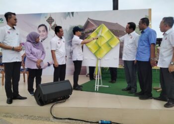 ONN Hafiz Ghazi memotong ketupat gergasi sebagai simbolik pelancaran Jelajah Jualan Kasih Johor di Pontian, Johor. - UTUSAN/MUHAMMAD ZIKRI