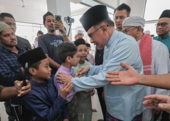 ANMWAR Ibrahim bersalaman dengan jemaah selepas menunaikan solat Jumaat di Masjid Bandar Teknologi Kajang, hari ini.