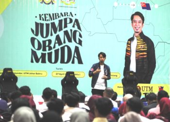 ADAM Adli Abd. Halim berucap sempena program Kembara Jumpa Orang Muda Johor di UTM, Skudai, Johor Bahru. - UTUSAN/RAJA JAAFAR ALI