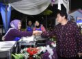 AZALINA Othman Said (kanan) hadir di Majlis Rumah Terbuka Aidilfitri Parlimen Pengerang di Dataran Tasik Bandar Penawar, Kota Tinggi, Johor, semalam.