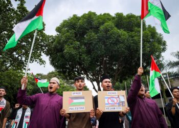 Lebih 200 pelajar Universiti Malaya (UM) berhimpun sebagai tanda bantahan  tindakan pengurusan institusi tersebut menjemput pensyarah pro-Israel sebagai penceramah jemputan baru-baru ini.