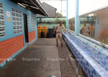 SEORANG pekerja kebersihan memeriksa tandas untuk kebersihan di Sekolah Phra Nilwatchara di wilayah Samut Prakan, Thailand, semalam. -BANGKOK POST