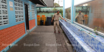 SEORANG pekerja kebersihan memeriksa tandas untuk kebersihan di Sekolah Phra Nilwatchara di wilayah Samut Prakan, Thailand, semalam. -BANGKOK POST