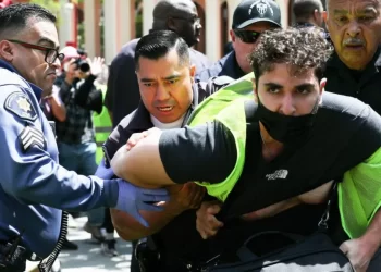 PENUNJUK perasaan pro-Palestin ditangkap atas tuduhan menceroboh di Universiti California Selatan, hari ini. -BBC