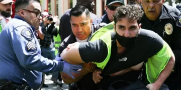 PENUNJUK perasaan pro-Palestin ditangkap atas tuduhan menceroboh di Universiti California Selatan, hari ini. -BBC