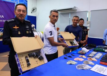 MOHD. Shuhaily Mohd. Zain (tengah) menunjukkan senjata api dan peluru yang dirampas semasa sidang media di Ibu Pejabat Polis Kontinjen Kelantan hari ini-UTUSAN/KAMARUL BISMI KAMARUZAMAN