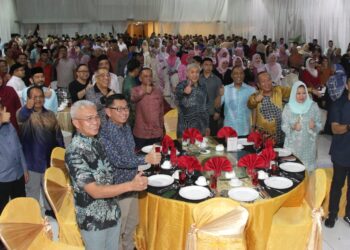 AHMAD Zahid Hamidi (lima dari kanan) bersama barisan pimpinan UMNO Sabah semasa majlis sambutan Hari Raya Aidilfitri di Putatan, malam ini.