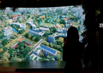 SEORANG peserta merakamkan tayangan video mengenai ibu negara terancang baharu Indonesia Nusantara, di Ecosperity Week di Singapura pada 7 Jun tahun lalu. -REUTERS