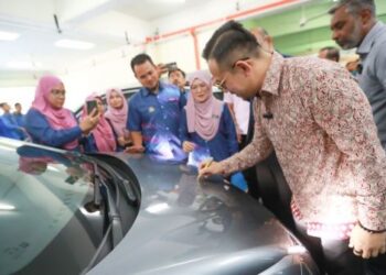 P SRI Ganes (kanan) menyaksikan Menteri Sumber Manusia, Steven Sim Chee Keong menyempurnakan majlis penyerahan kenderaan EV baru-baru ini.