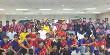 MEGAT D Shahriman Zaharudin (duduk lima dari kanan) bersama pelajar dalam majlis penutupan Program Rimau Emas di Pusat Kecemerlangan Sukan Paralimpik, Kuala Lumpur, hari ini.