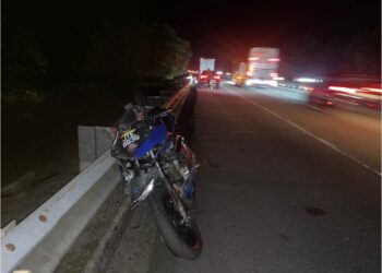 KEADAAN motosikal ditunggang Muhammad Fadzri Aiman Mohd Fadli selepas terlibat dalam kemalangan di Kilometer 121.5 Lebuhraya Utara Selatan (arah Selatan) malam tadi.