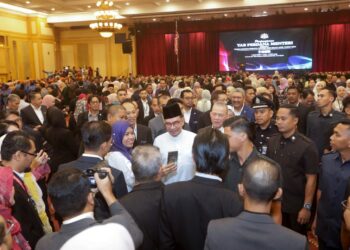 ANWAR Ibrahim ketika beramah mesra dengan penjawat awam pada majlis perhimpunan bulanan JPM di Putrajaya. - UTUSAN/FAISOL MUSTAFA