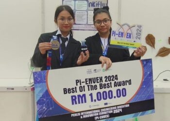 DYNA Anne Charles Tami (kiri) dan Germaine Amisha Alvin menunjukkan dakwat dihasilkan daripada minyak terpakai yang memenangi anugerah Best of The Best Pi-ENVEX 2024 di Dewan Ilmu Unimap di Arau, Perlis kelmarin.- UTUSAN/SYED AZLAN SAYID HIZAR