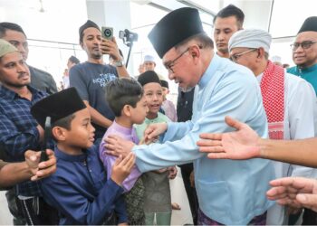 ANWAR Ibrahim beramah mesra bersama jemaah yang hadir menunaikan solatJumaat di Masjid Bandar Teknologi Kajang, semalam. – UTUSAN/AMIR KHALID