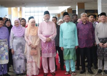 ANWAR Ibrahim (tiga kanan) bersama Juhar Mahiruddin (tengah), Fadillah Yusof (kanan) Ahmad Zahid Hamidi (dua kanan) dan Hajiji Noor (kiri) semasa hadiri Majlis Sambutan Aidilfitri Madani di Kota Kinabalu hari ini.