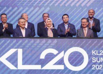 PERDANA Menteri, Datuk Seri Anwar Ibrahim (belakang tengah) menyaksikan Pengarah Urusan Khazanah Nasional Berhad, Datuk Amirul Feisal Wan Zahir (depan kiri) bersama Ketua Pegawai Eksekutif Kumpulan Wang Persaraan, Datuk Nik Amlizan Mohamed (depan tengah) dan Pengerusi BlueChip Venture Capital, Datuk Lai Pin Yong (depan kanan) menandatangani Inisiatif Pelaburan Asean pada Sidang Kemuncak KL20 di Pusat Konvensyen Kuala Lumpur di sini.