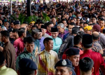 Anwar Ibrahim semasa hadir Majlis Hari Raya Aidilfitri di Kota Kinabalu, Sabah.