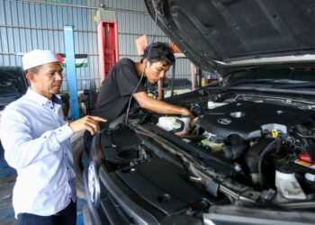 ISMAIL Ahmad mahu berbakti semula kepada masyarakat dengan memberi peluang terhadap mereka yang ingin terlibat dalam bidang perkhidmatan servis kenderaan. – UTUSAN/MUHAMAD NAZREEN SYAH MUSTHAFA