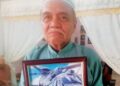MOHD. Termizi Abdul Ghani menunjukkan gambar anaknya, Mohd. Shahrizan yang terkorban dalam nahas helikopter TLDM  
di Lumut pada Selasa lalu. 
–  UTUSAN/AIN SAFRE BIDIN