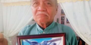 MOHD. Termizi Abdul Ghani menunjukkan gambar anaknya, Mohd. Shahrizan yang terkorban dalam nahas helikopter TLDM  
di Lumut pada Selasa lalu. 
–  UTUSAN/AIN SAFRE BIDIN
