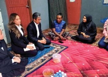 WAN Azmir Wan Majid (tiga dari kiri) mengadakan pertemuan dengan Norazlan Tajuddin (tiga dari kanan) dan Norzalifa Mohd. Yusof (dua dari kanan) bagi menerangkan tentang kes kemalangan maut melibatkan dua anak mereka di rumah keluarga itu di Sungai Siput semalam.